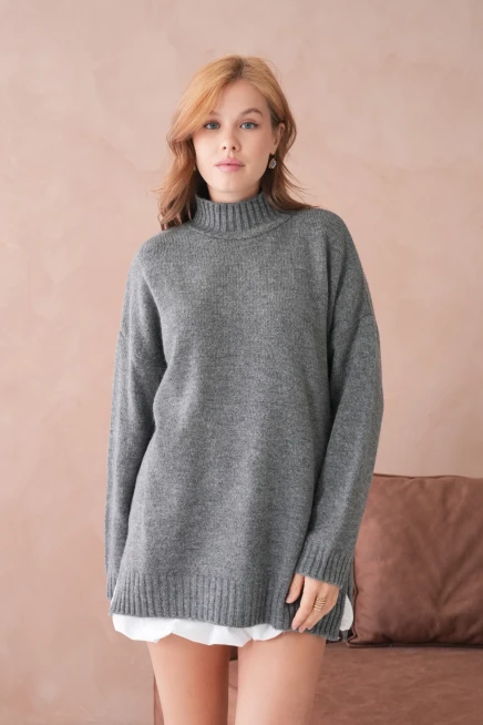 Kadın Yarım Balıkçı Yaka Yırtmaçlı Oversize Triko Kazak