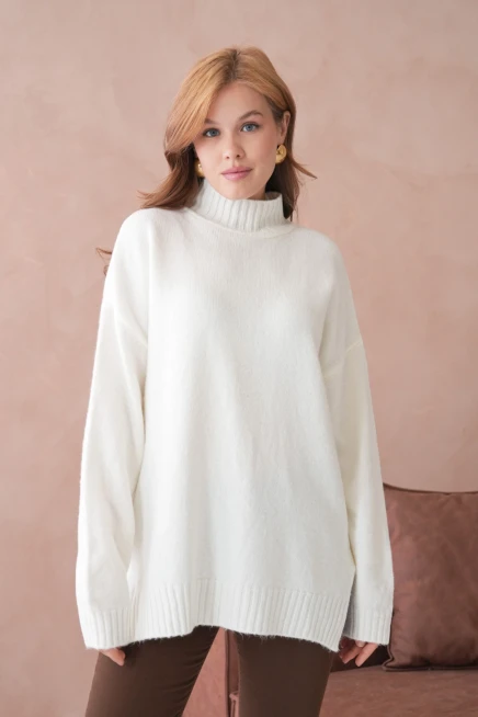 Kadın Yarım Balıkçı Yaka Yırtmaçlı Oversize Triko Kazak