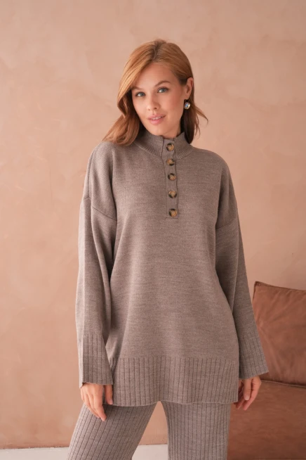 Kadın Dik Yaka Düğme Detay Yırtmaçlı Salaş Kazak Pantolon İkili Triko Takım