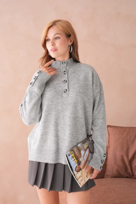 Kadın Dik Yaka Kolları Düğme Detaylı Yumuşak Dokulu Şardonlu Triko Kazak