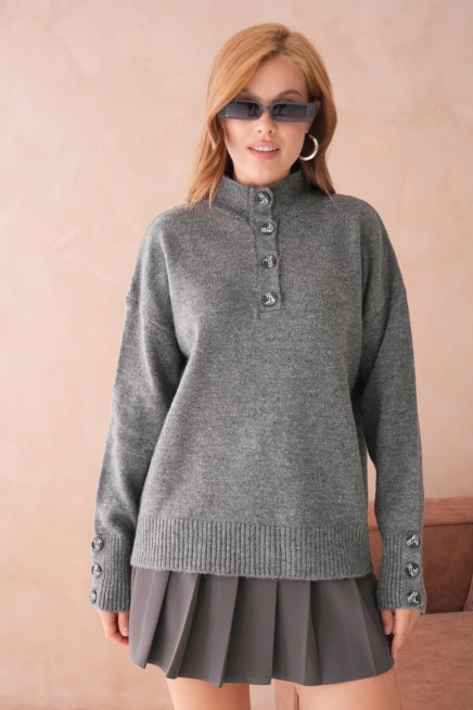Kadın Dik Yaka Kolları Düğme Detaylı Yumuşak Dokulu Şardonlu Triko Kazak