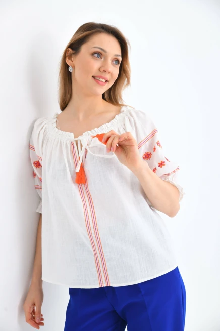 Madonna Yaka Nakış Detay Balon Kol Kısa Bluz