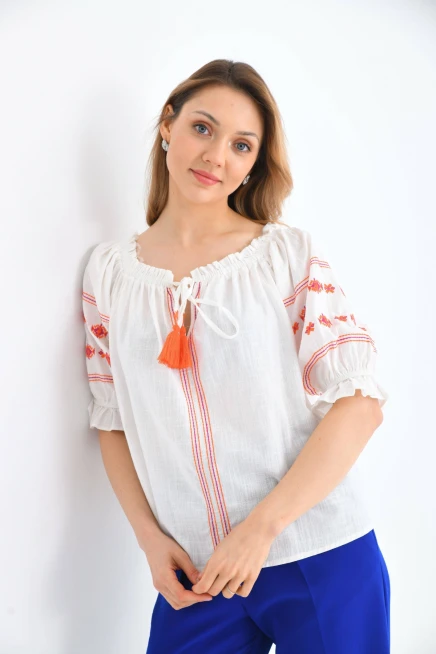 Madonna Yaka Nakış Detay Balon Kol Kısa Bluz