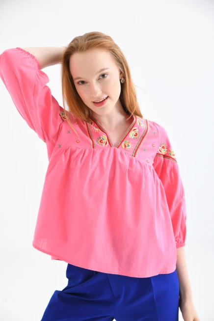 V Yaka Nakış Detaylı Salaş Dokuma Bluz