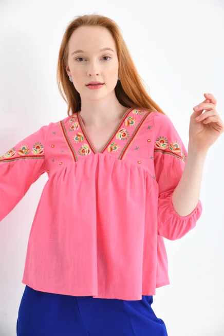 V Yaka Nakış Detaylı Salaş Dokuma Bluz