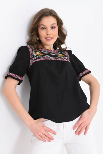 Bisiklet Yaka Nakış İşlemeli Dokuma Gömlek