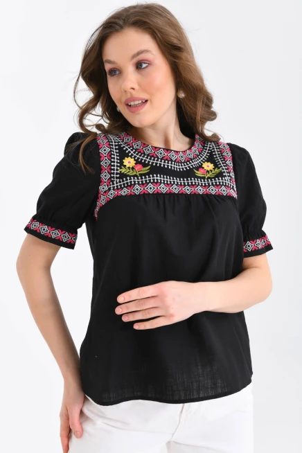 Bisiklet Yaka Nakış İşlemeli Dokuma Gömlek