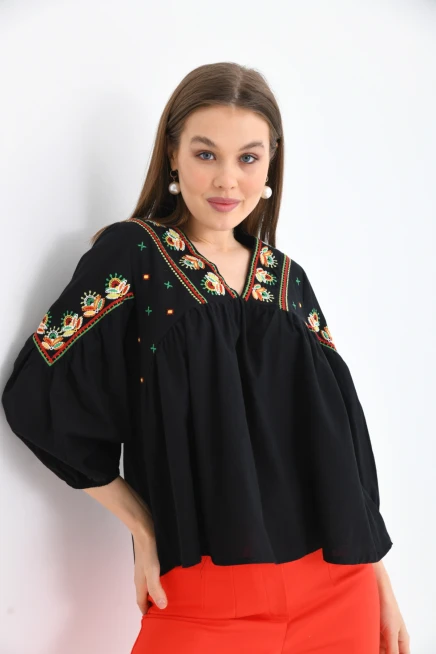 V Yaka Nakış Detaylı Salaş Dokuma Bluz