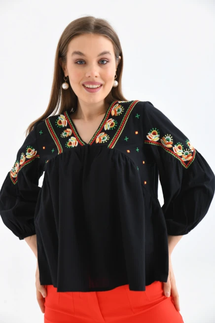 V Yaka Nakış Detaylı Salaş Dokuma Bluz