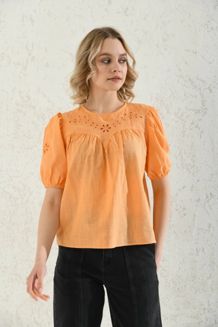 Bisiklet Yaka Nakış İşlemeli Keten Gömlek