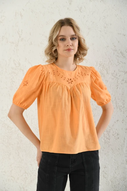 Bisiklet Yaka Nakış İşlemeli Keten Gömlek