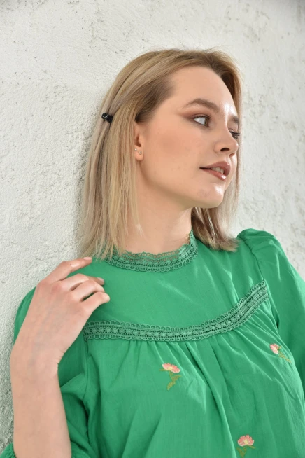 Kadın Uzun Kol Güpür Detay Nakışlı Keten Bluz