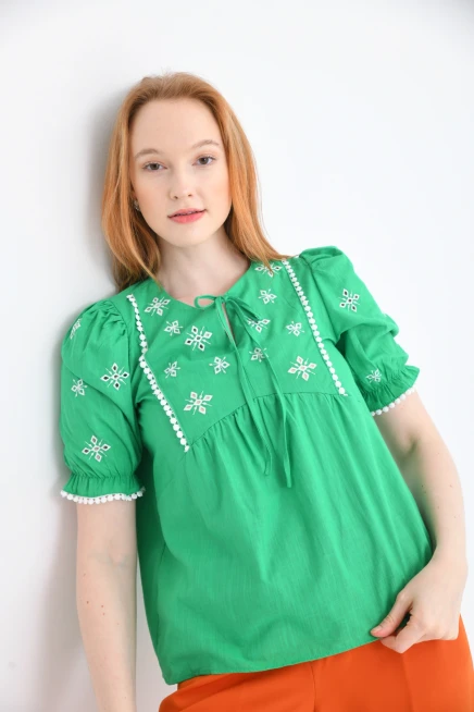 Bisiklet Yaka Bağlamalı Nakış İşlemeli Keten Gömlek