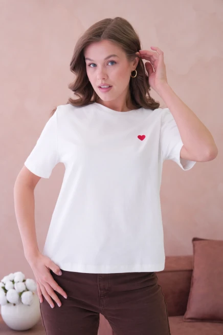Bisiklet Yaka Kalp Nakışlı Basic T-Shirt