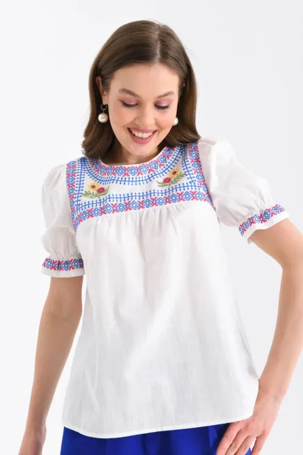 Bisiklet Yaka Nakış İşlemeli Dokuma Gömlek