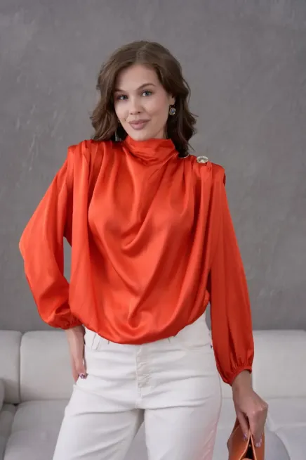 Kadın Dik Yaka Omuzları Vatkalı Aksesuar Detay Saten Dokum Bluz 30050