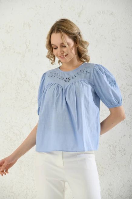 Bisiklet Yaka Nakış İşlemeli Keten Gömlek